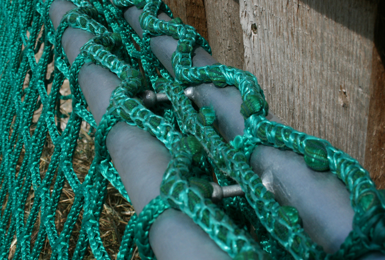 Die Stifte an der hinteren Stange halten die Seitenteile des Netzes, im geschlossenen Zustand, sicher aufbewahrt im Inneren der Raufe.