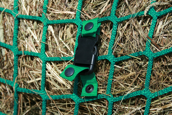  Befestigung unten: Steckverschluss am Netz mit Druckknopf schließen