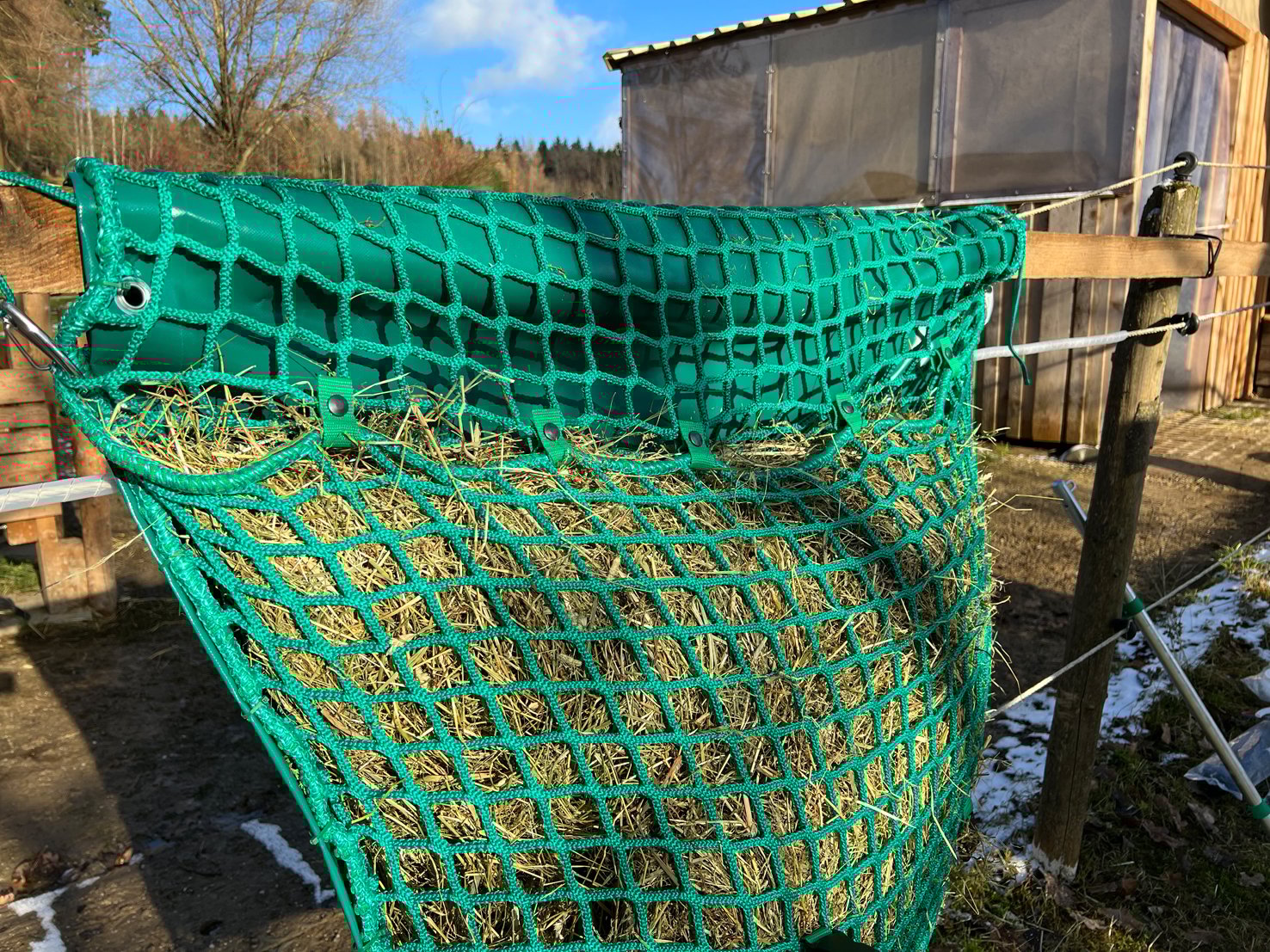 Netz mit doppeltem Druckverschlüssen oben geschlossen.