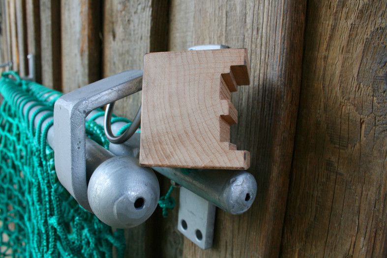 Sicherungsklötzchen von der Seite betrachtet. Wichtig: Die Schraubenausschnitte kommen nach hinten