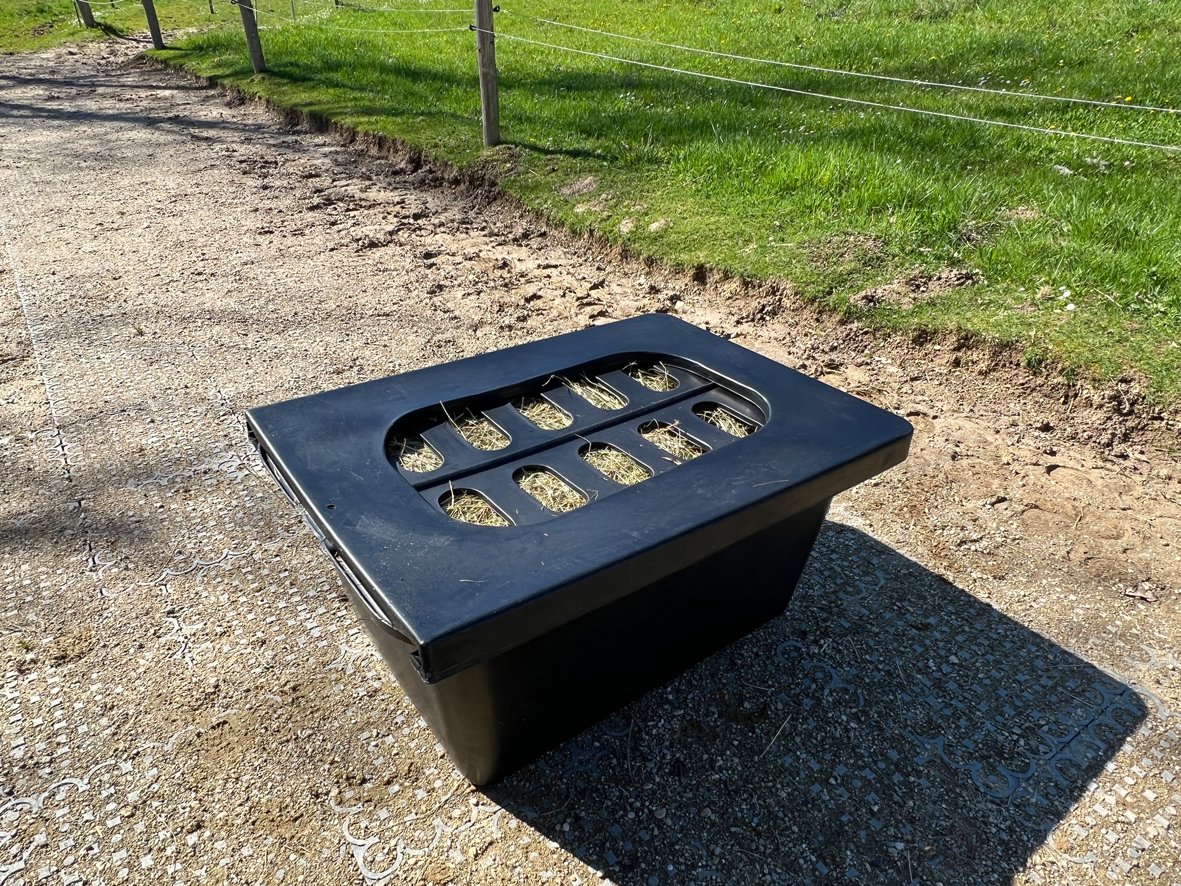 Gefüllte Raufe mit ca. 8-9kg Heu