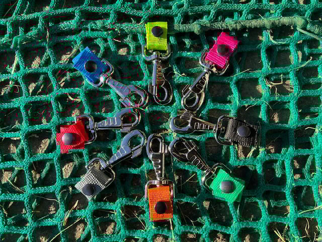 Karabiner mit Gurtband zum einfachen befestigen am Netz