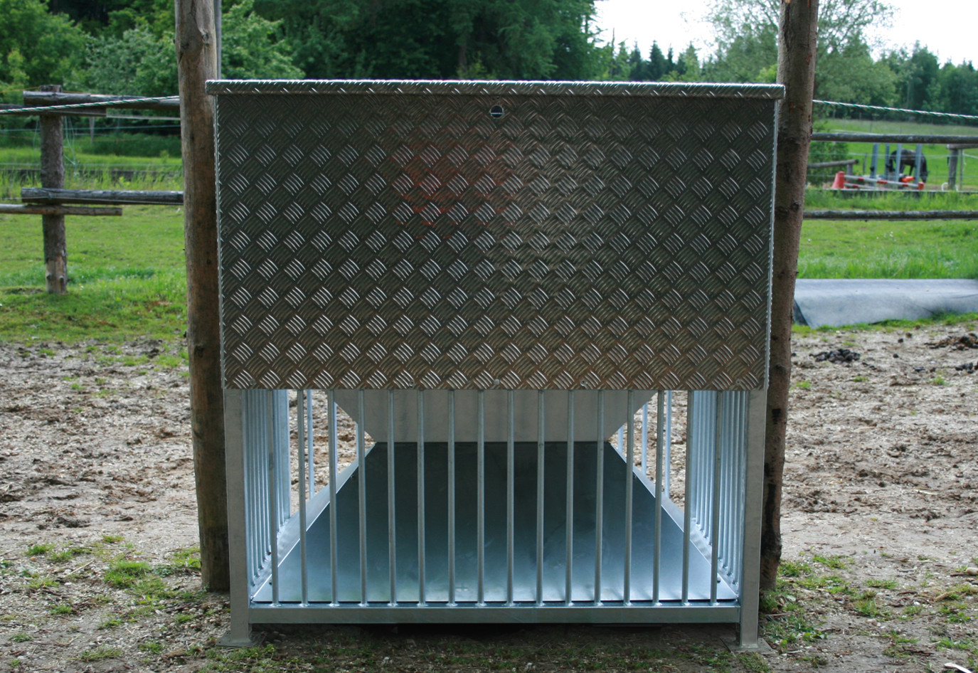 Ansicht von vorne mit Blick auf die Form der mittleren Trennplatte. Diese ist wichtig damit das Heu auch wirklich an die vorderen Stangen rutscht.