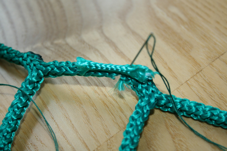 2. Nähen Sie beides irgendwie zusammen, es muss keinen Schönheitspreis gewinnen.