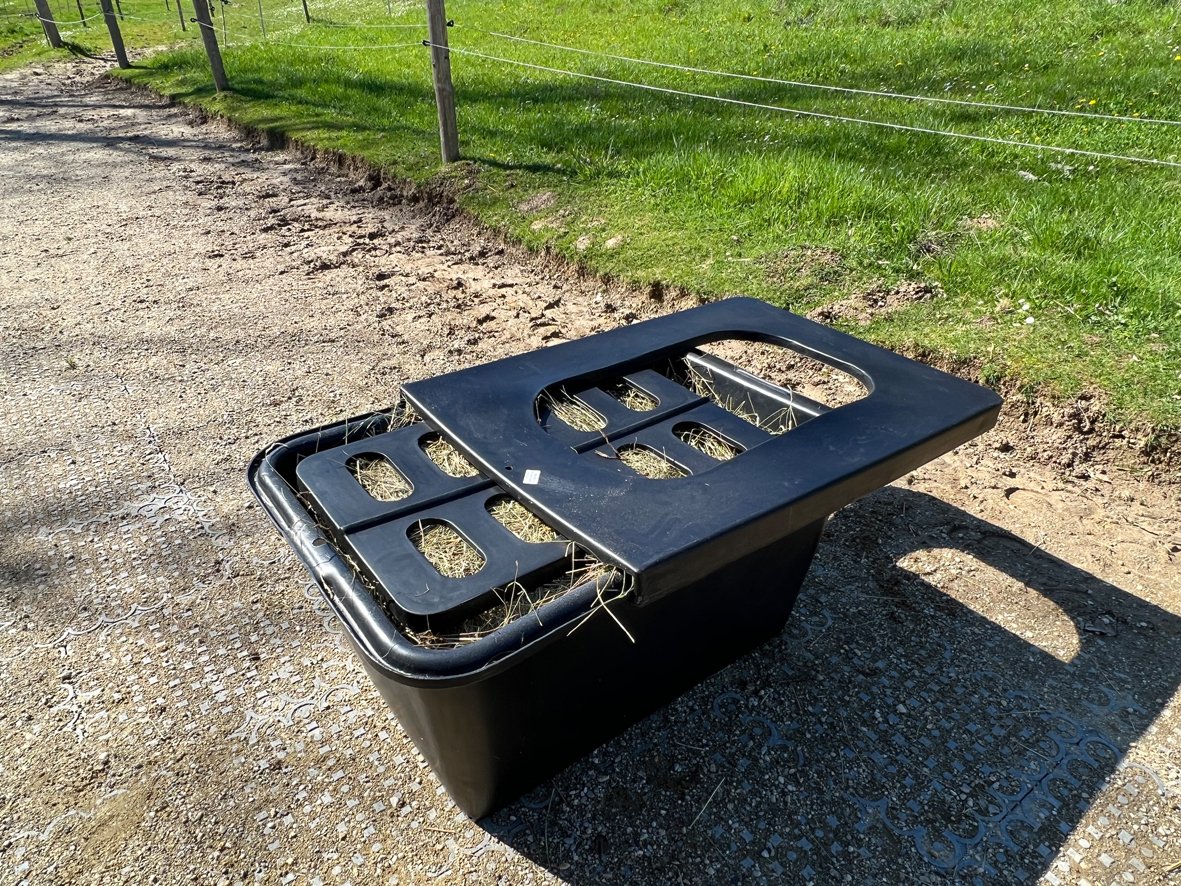 Heu einfüllen, Fressgitter oder Netzsack einlegen, Deckel aufschieben.