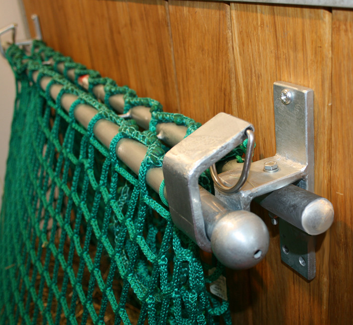 Halterung mit 2 Kugeln nur an der vorderen Stange. Durch die Kugeln liegt die Stange beim öffnen und schließen sehr gut in der Hand.