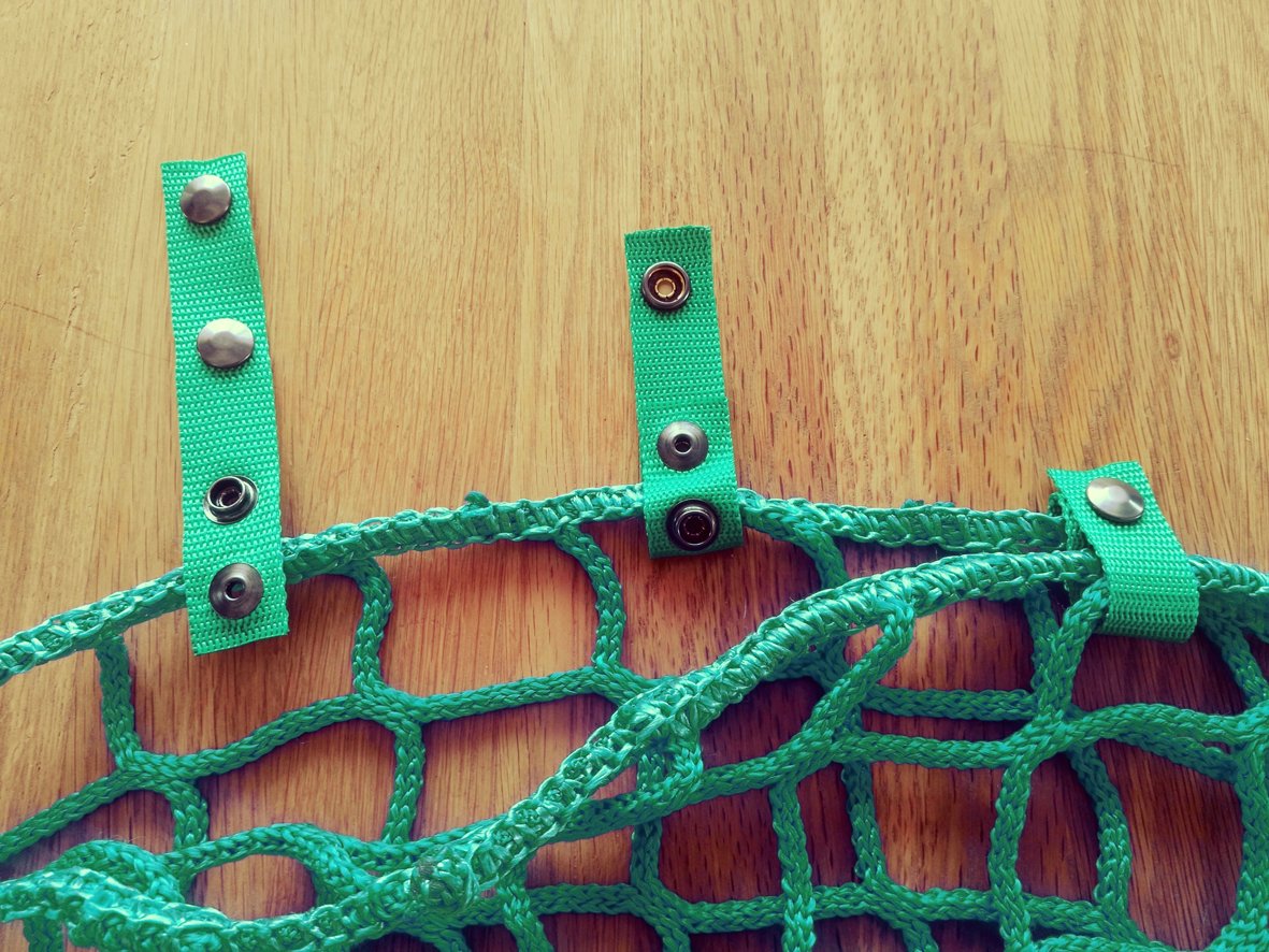 Doppelter Druckverschluss  zum verschließen des Netzes. Dabei wird eine Seite fest am Netz angebracht.