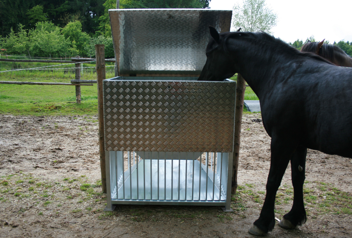 Fassungsvermögen bis zu 5 kleine Ballen Heu.