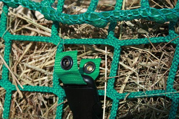  Befestigung oben: Steckverschluss am Netzüberwurf mit Druckknopf schließen