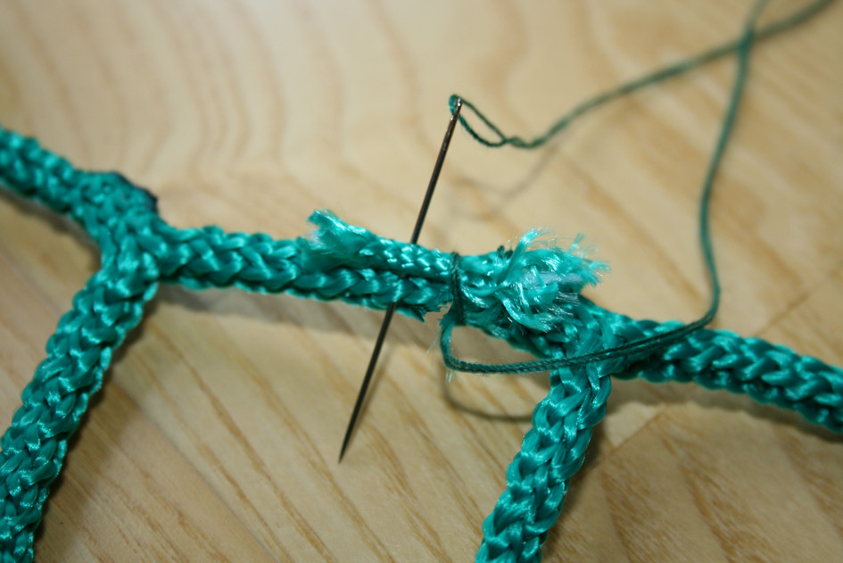 3. Ruhig ein paarmal durchstechen, festziehen und weiter.