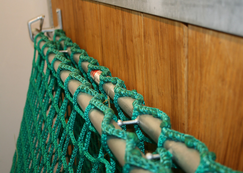 Nach dem einhängen der vorderen Stange ist das komplette Netz sicher verschlossen.