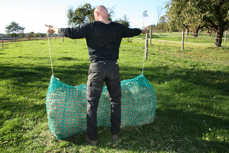 Man kann dieses Netz, wenn man die Möglichkeit hat, auch nach oben hin aufhängen. Dann spannt es sich von allein.