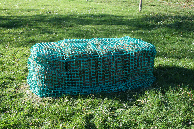 Heutasche-Kastenförmig / eine Seite offen: auf diesem Bild einmal über 4 kleine Ballen Heu gezogen. 