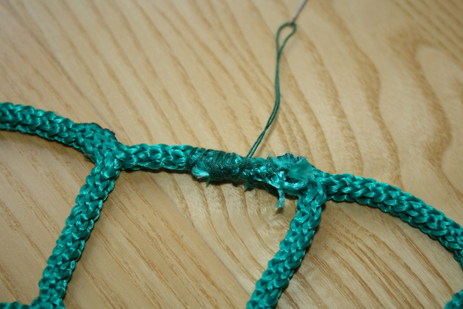 5. Immer weiter wickeln und durchstechen, bis alles geschlossen ist.