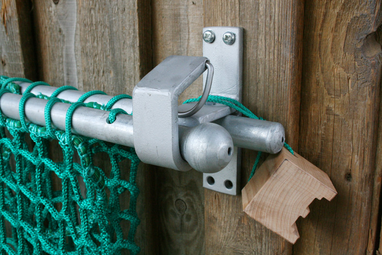 Nach dem enthemen einfach seitlich hängen lassen. Nach dem Befüllen wieder einsetzen.