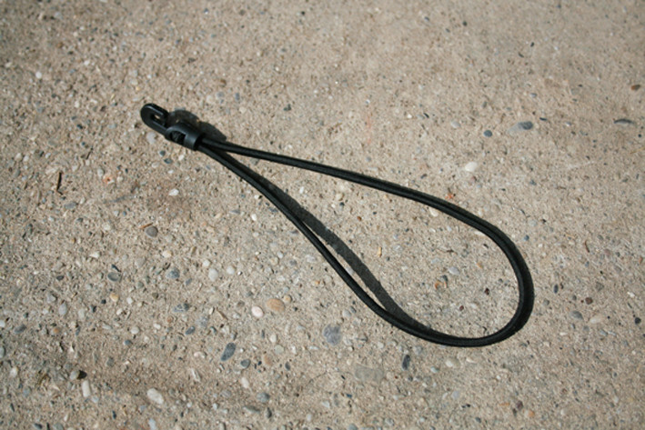 Gummispanner: 20 cm lang/4mm dickes Gummiseil mit Plastikverschluss. Eine Seite des Netzes sollte aus Sicherheitsgründen immer mit einer Sollbruchstelle ausgestattet sein. Hier bricht der Verschluss bei 60 Kg Zuglast.