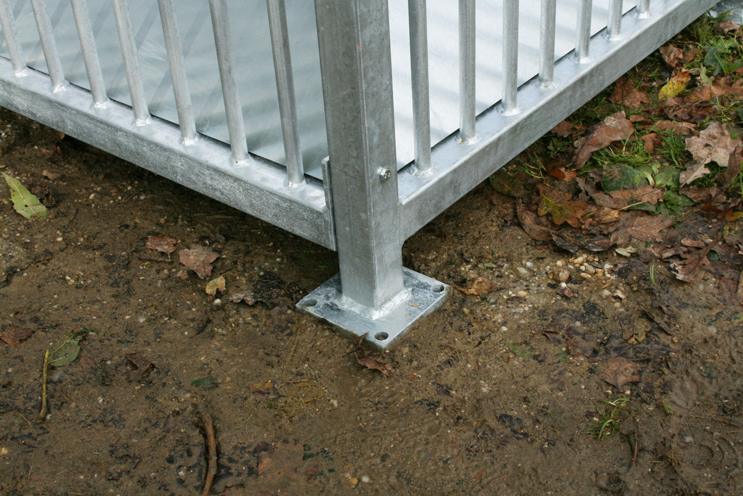 Die Füße der Raufe ermöglichen ein fixieren am Boden durch Erdhaken oder Schrauben.