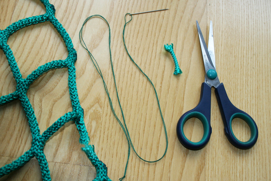 Sie benötigen: das kaputte Netz, ein Stückchen Kordel, Nadel, einen farblich passenden Faden in ca. 2m Länge, (Jeans oder Knopflochgarn) und eine Schere.