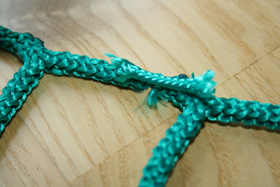 1. Legen Sie das Stückchen Kordel auf die defekte Stelle.