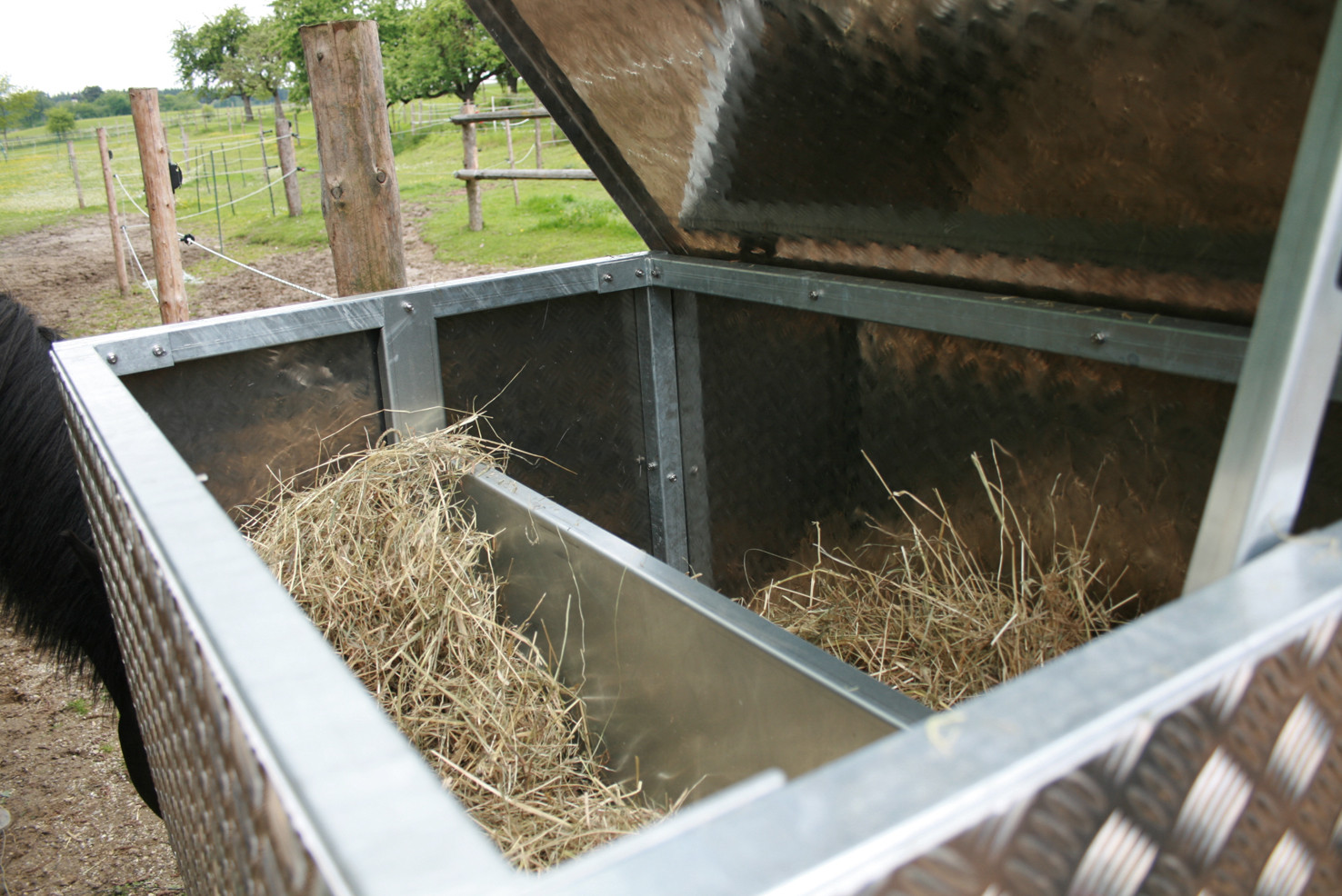 Unterschiedliche Heumengen auf beiden Seiten der Raufe sind durch die mittlere Trennplatte ebenso möglich.