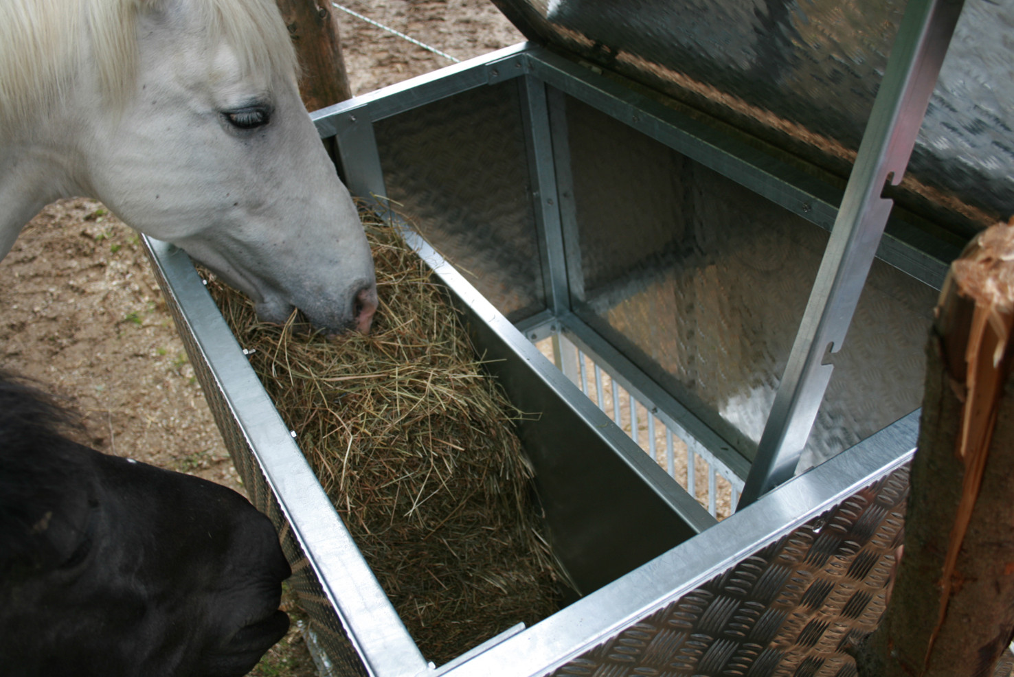 Hier einmal zur Demonstration mit einem Ballen Heu befüllt. Das Heu sollte normal aber aufgelockert werden.