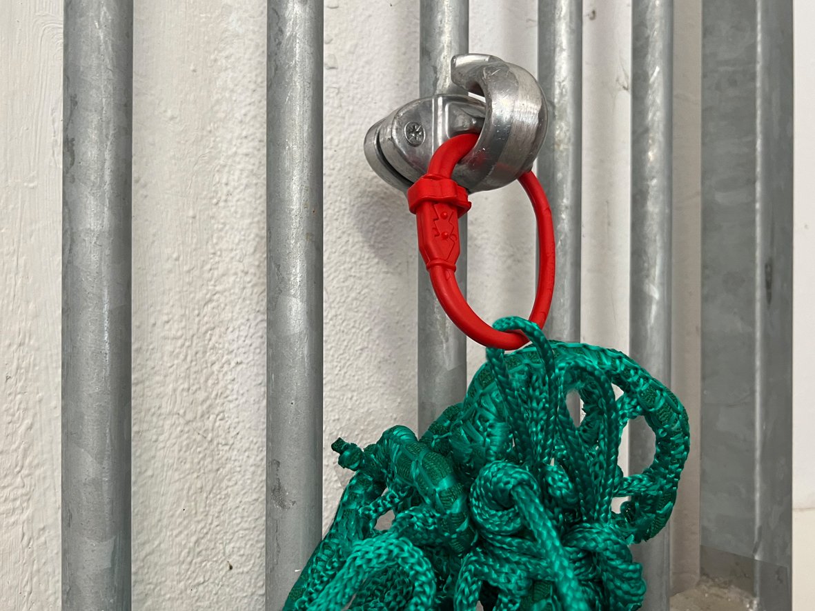 Rundrohrhaken oder Wandhaken.