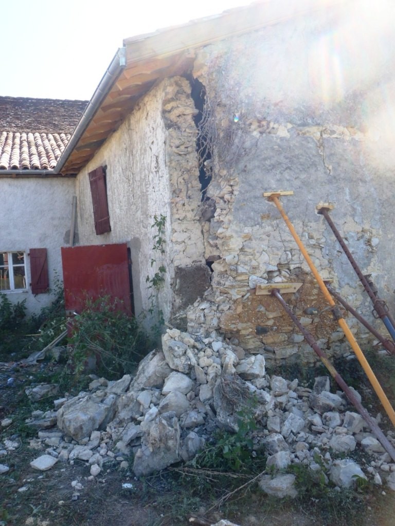 et il est tombé (le maçon l'a un peu aidé ! )