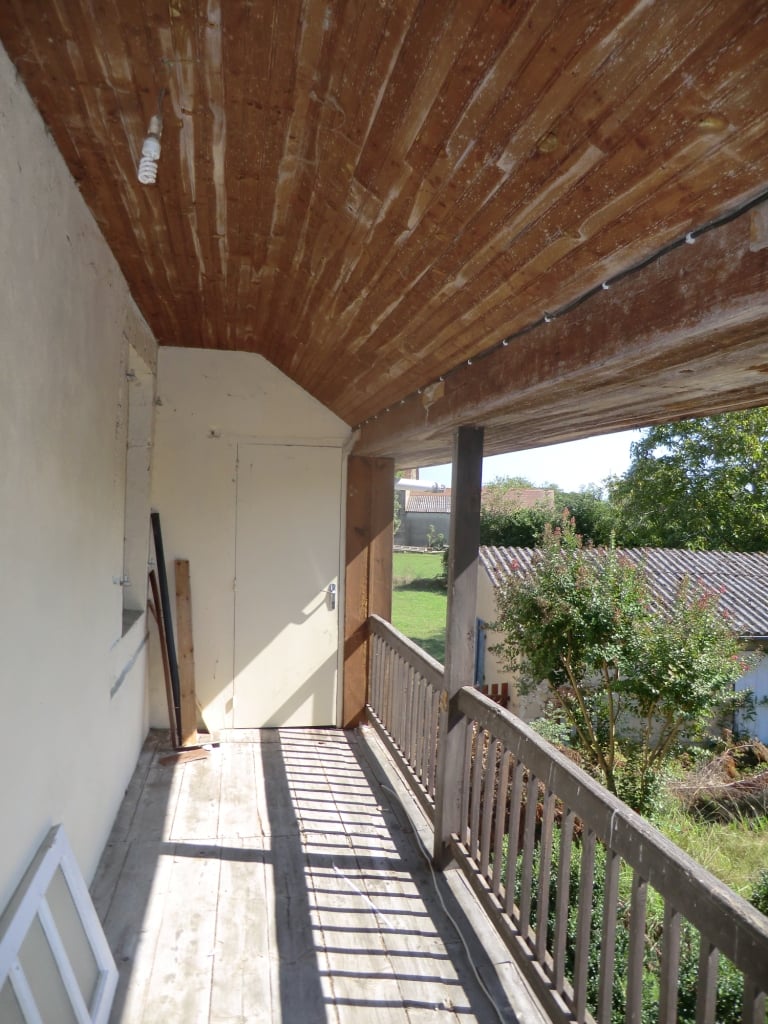 état initial - la galerie à l'étage donnant sur le jardin (façade Sud)