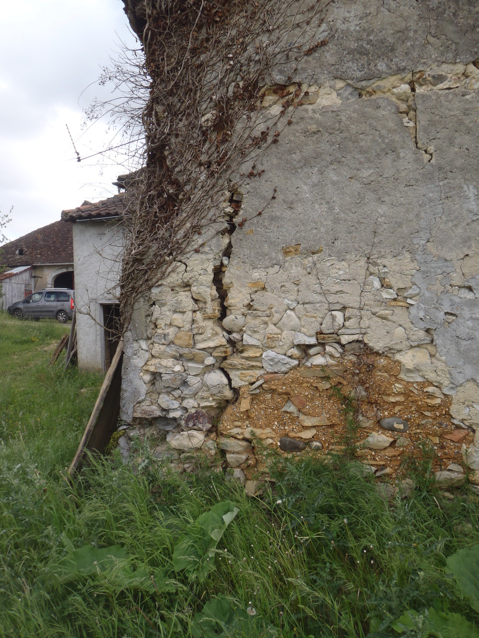 l'angle du mur est fragile...