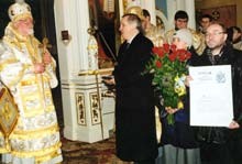 Przedstawiciele redakcji wręczyli władyce medal i dyplom nagrody im. Księcia Konstantego Ostrogskiego