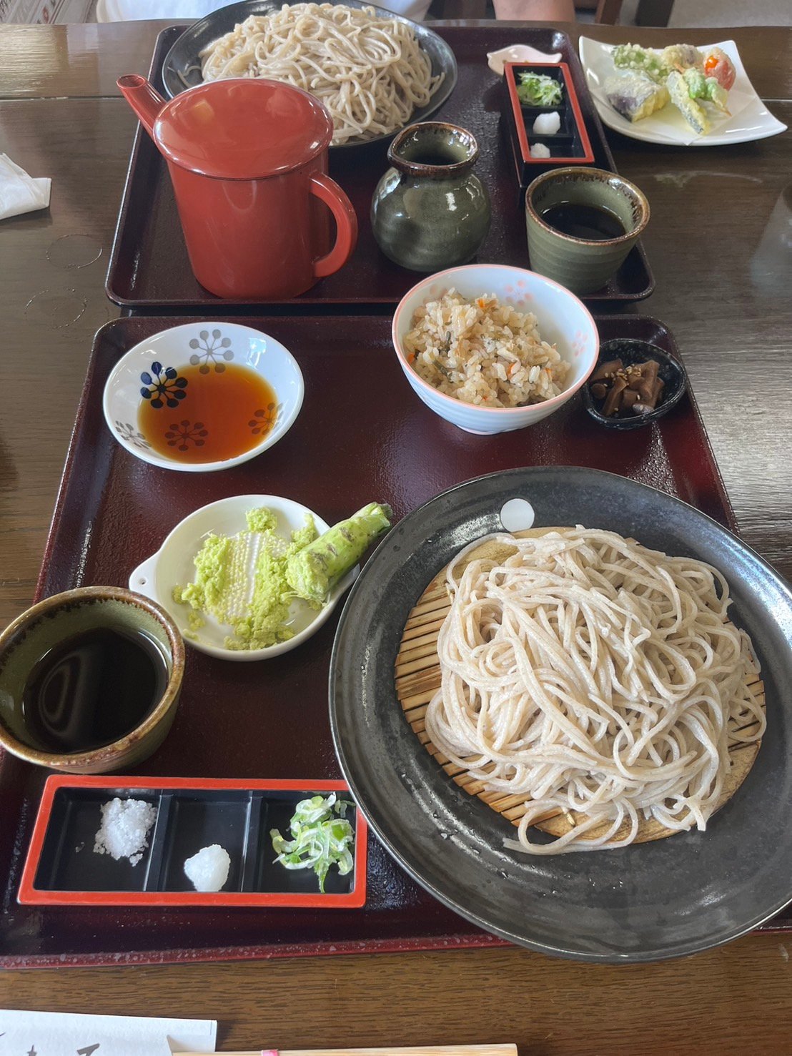 蕎麦の上に塩を振って本わさびで食べます！コシのある蕎麦でとても美味しい＾＾
