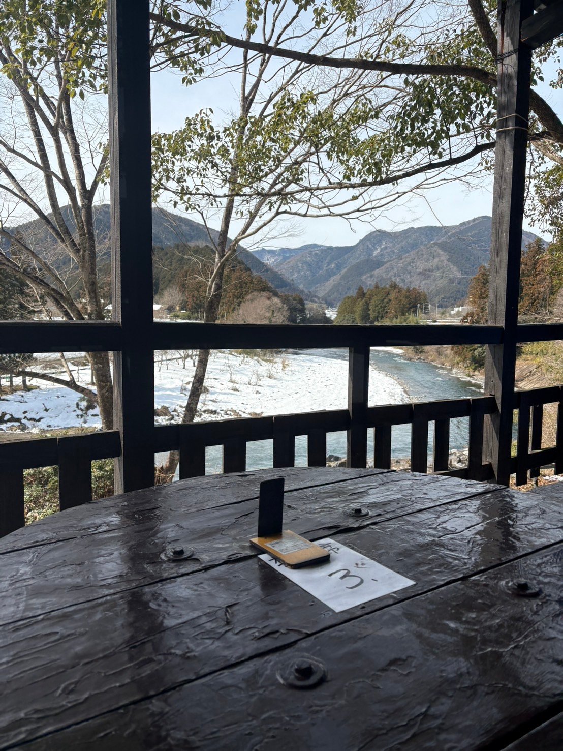 寒いけどテラス席