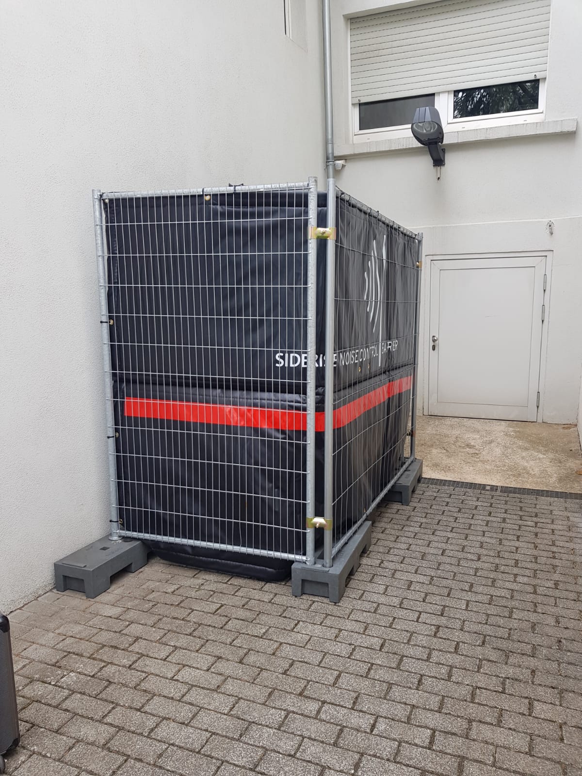 Sonderlösung mit Heras Elementen und Akustikplanen (Petronila)