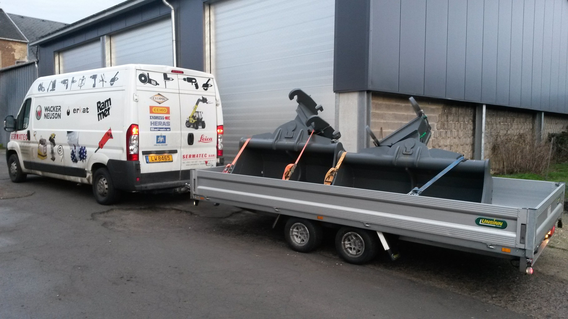 2 x hydr. schwenkbare Grabenräumlöffel 1800 mm (Tragelux)