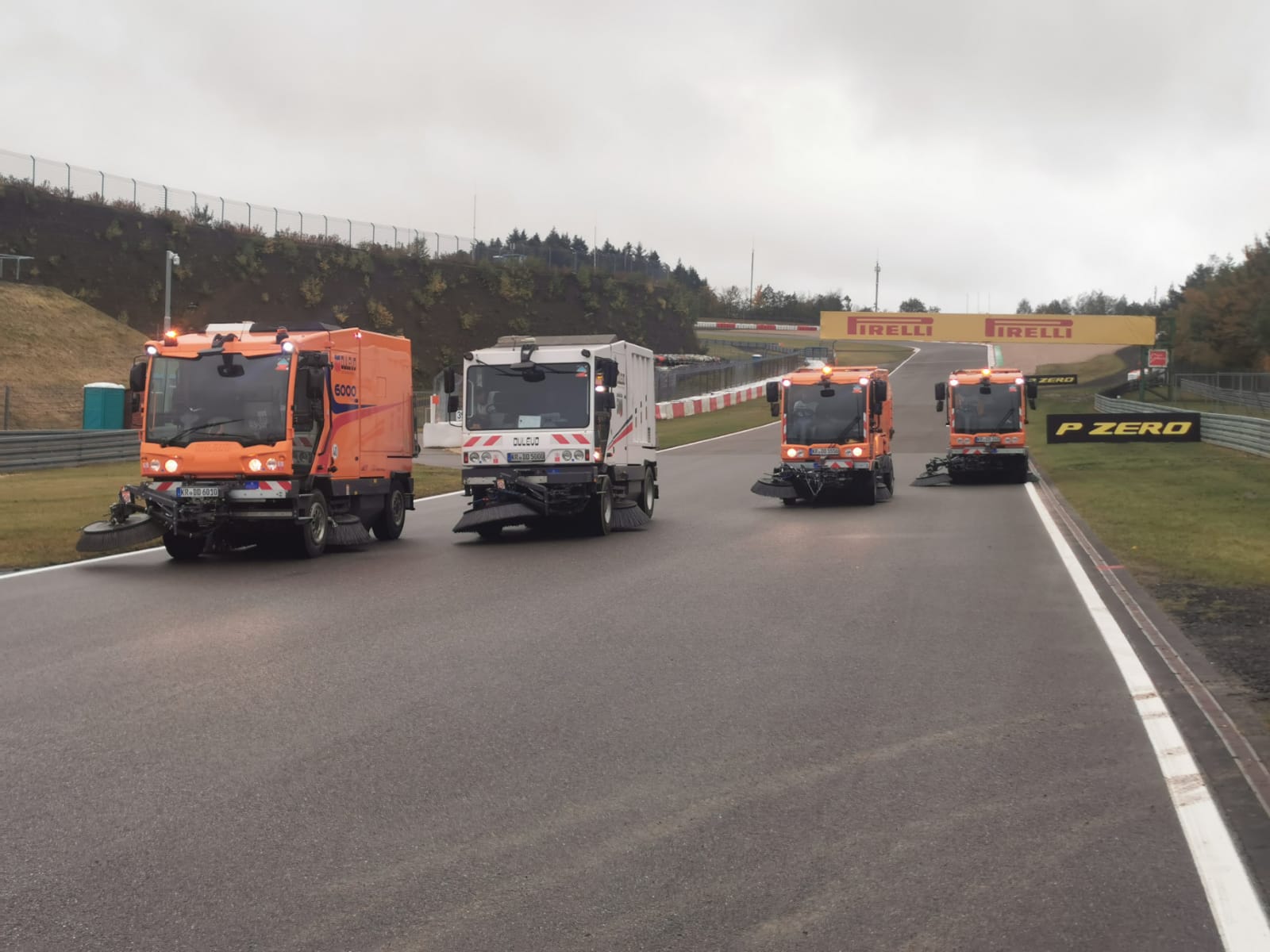 Unsere Dulevo Kehrmaschinen können auch Rennstrecke (Nürburgring)