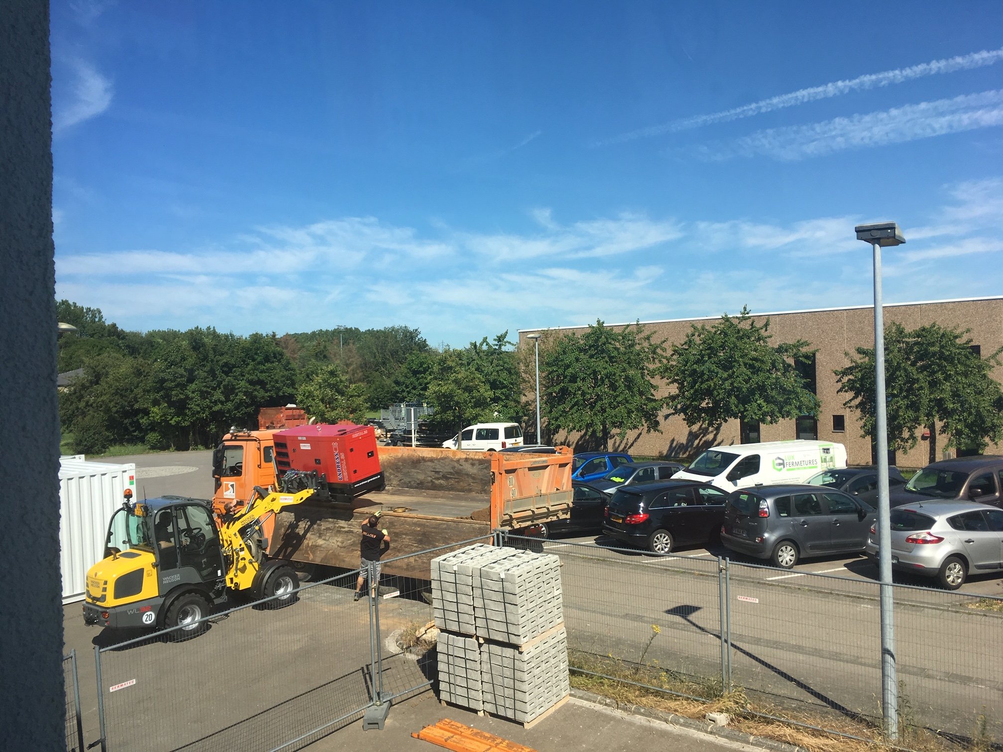 Wir vermieten und verkaufen auch Stromerzeuger. . . . 