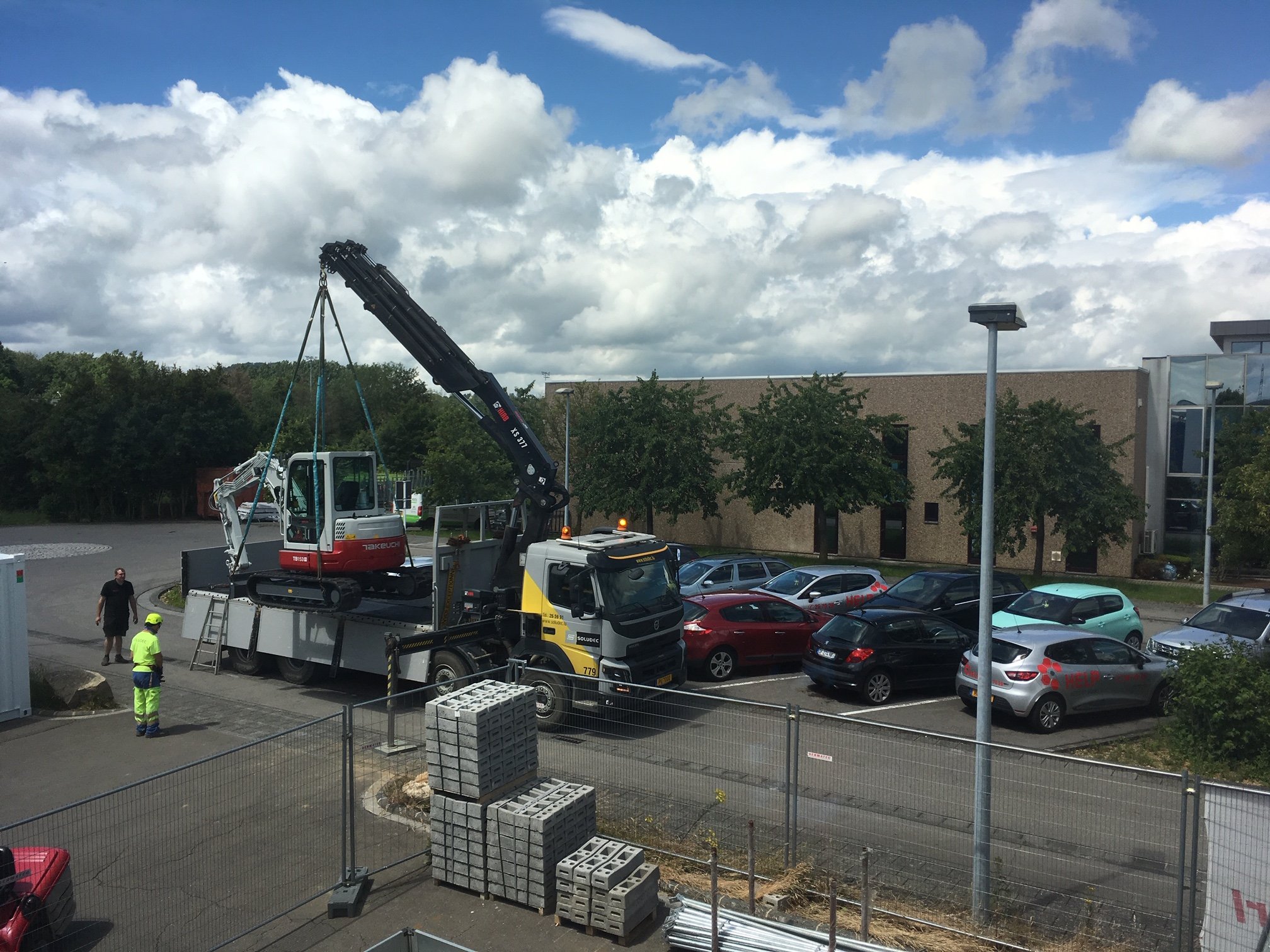 Wir vermieten und verkaufen auch Bagger. . . .