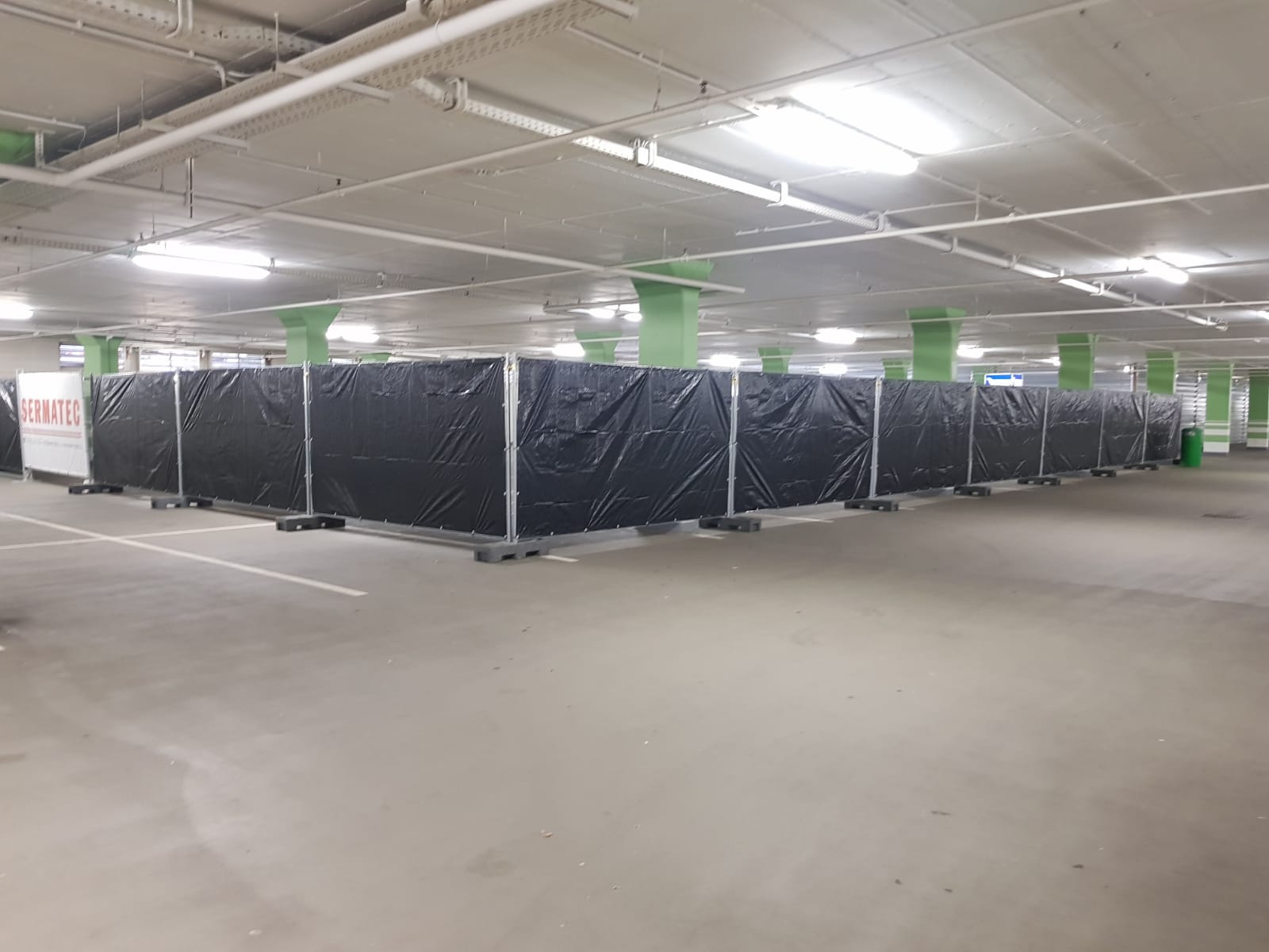 Sonderlösung Heras mit Sichtschutz und Rolltor (Cactus)