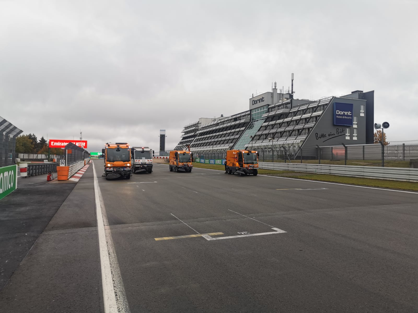 Unsere Dulevo Kehrmaschinen können auch Rennstrecke (Nürburgring)