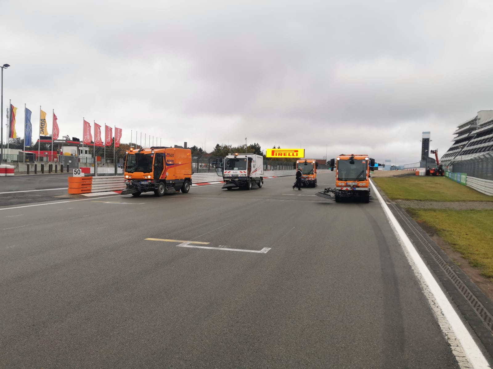 Unsere Dulevo Kehrmaschinen können auch Rennstrecke (Nürburgring)