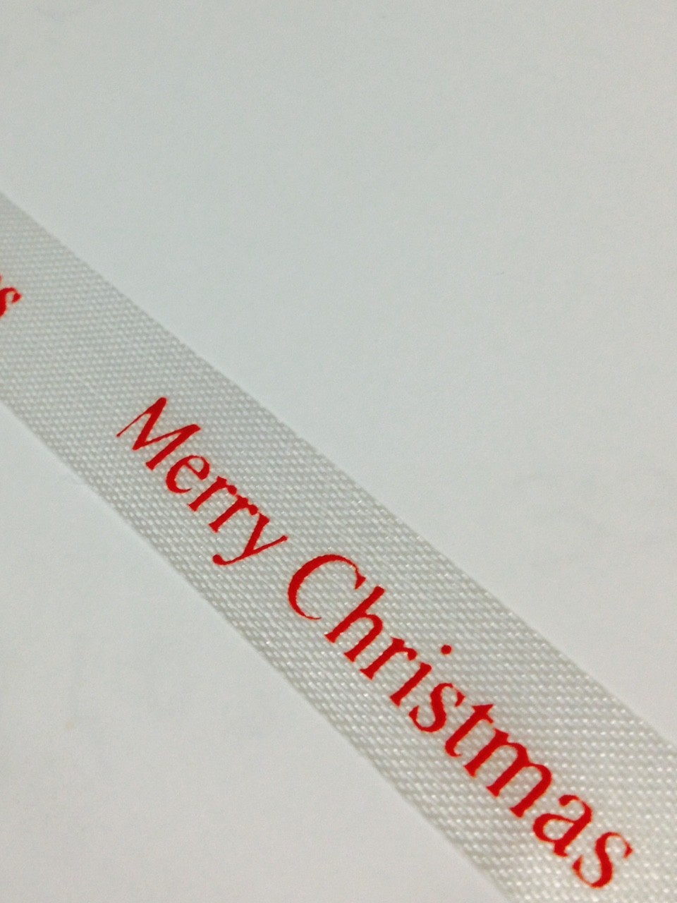 nastro bianco scritta rossa e rosso scritta bianca