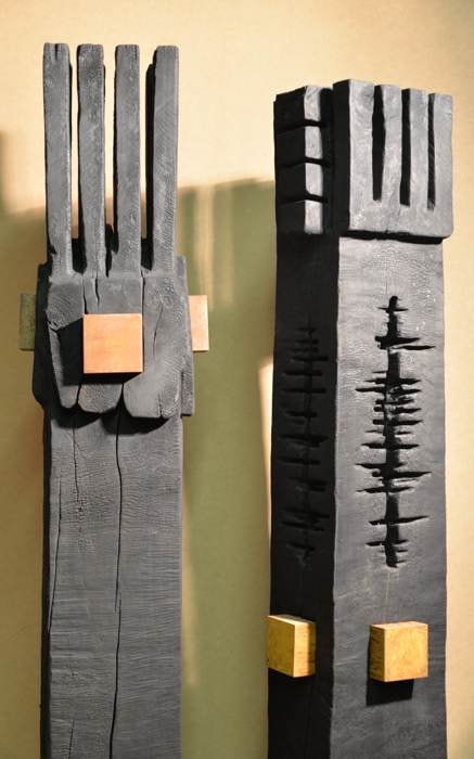 Stelen Holz gebrannt