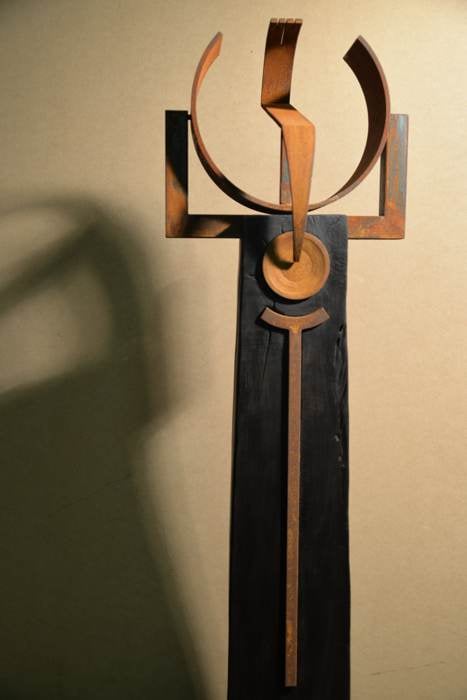 Stele Holz gebrannt-Eisen *Aus der Mitte- in die Mitte* 148x 38 cm