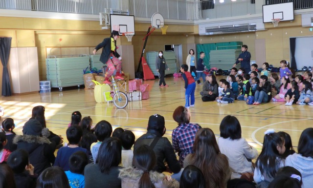 小学校のイベントに出張して大道芸をしている様子