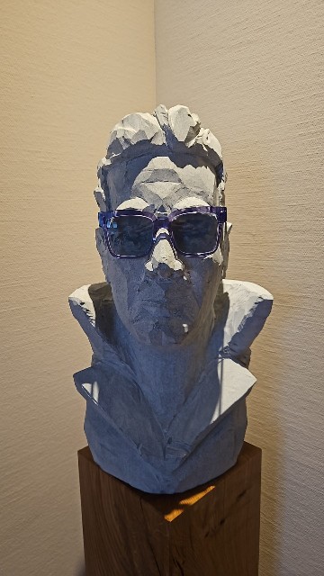 Stein kopf mit cooler Sonnenbrille  cooles Portrait cla coray