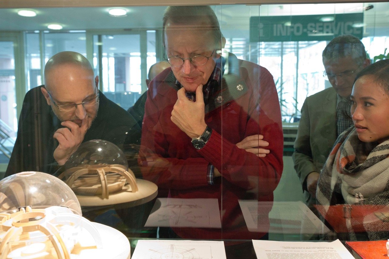 von links Hr. Wujanz, Hr. Arnold, Schülerin Fillamery Fuginski