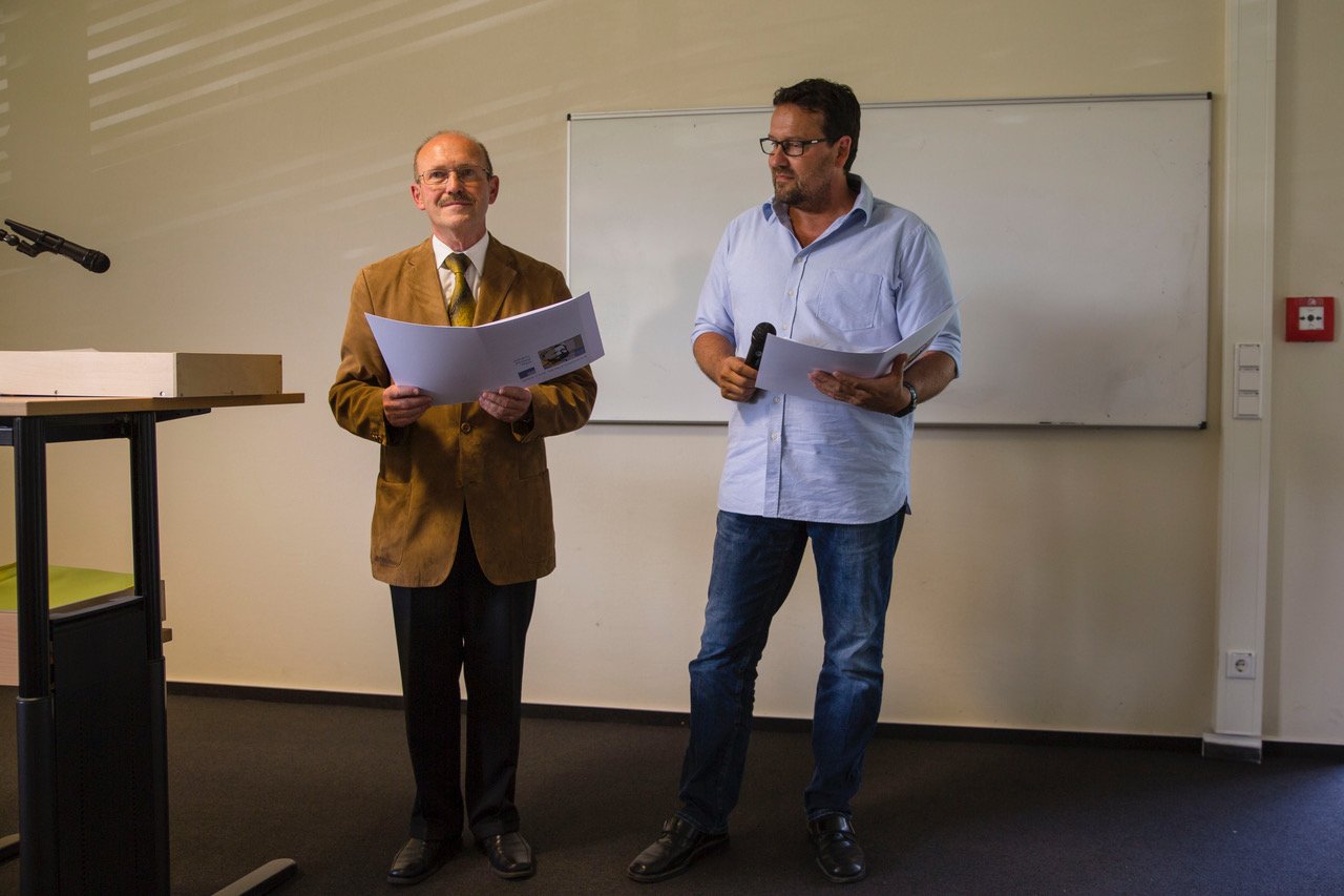 Übergabe der Zeugnisse, links Abteilungsleiter Herbert Sehl, Prüfungskoordinator Michael Spiegel