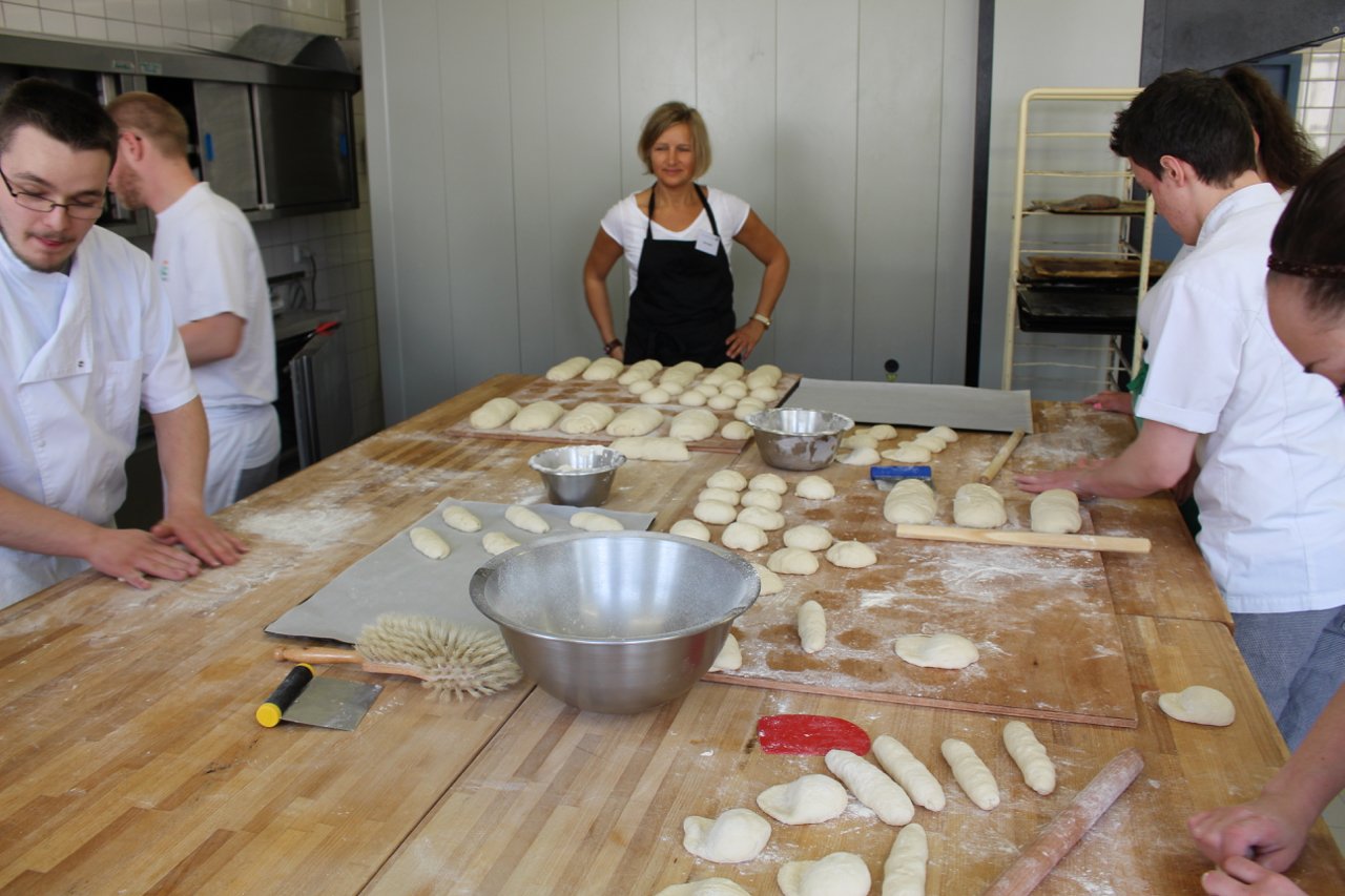 dt. u. franz. Schüler, in der Mitte Eva Maria Hund