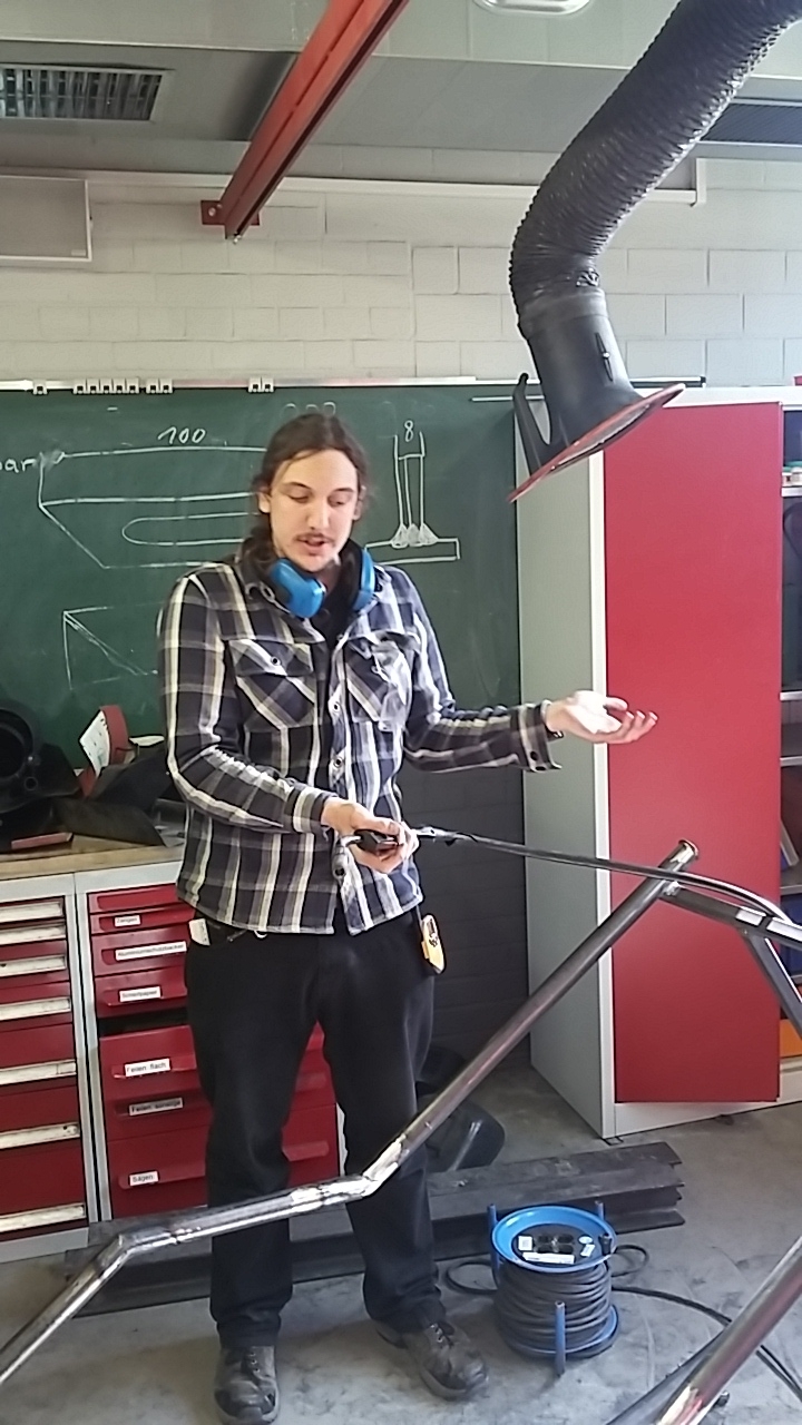 Konrad Steinhauer erläutert die Fabrikation der Schaukelliege