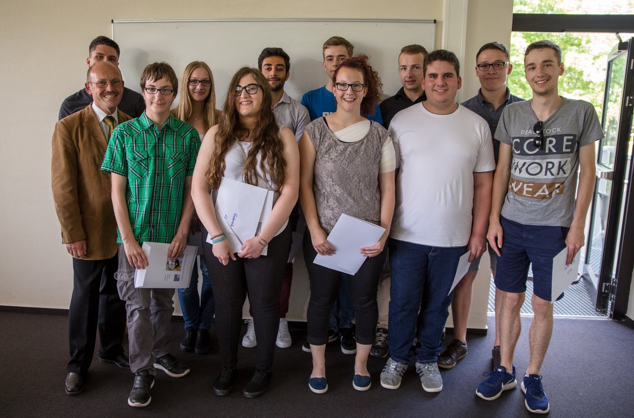 Ehrung der Jahrgangsbesten, links Abteilungsleiter Herbert Sehl